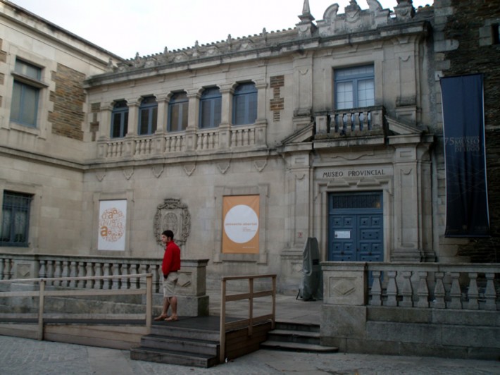 Fachada_principal_del_Museo_Provincial_de_Lugo,_adosado_a_la_Iglesia_de_San_Pedro